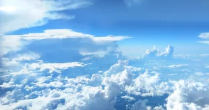 飛行機の中から見る雲の上の空が幻想的…新潟に行ってきた時の話